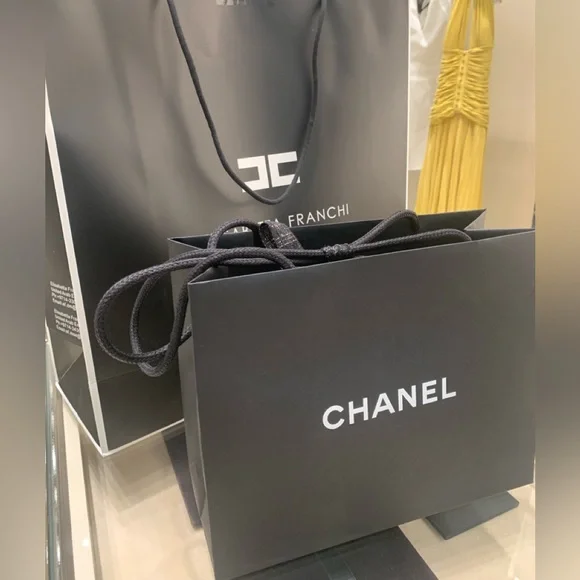 Authentic Chanel dust bag with strings, mid size , brand new condition. - Picture 7 of 12